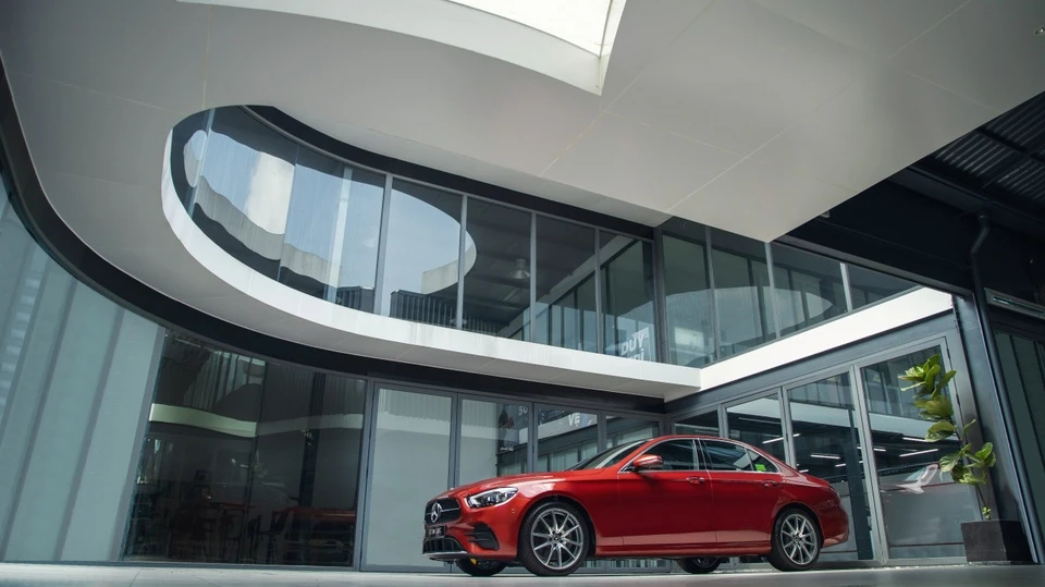 Mercedes-Benz ‘lướt’ đắt ngang xe mới